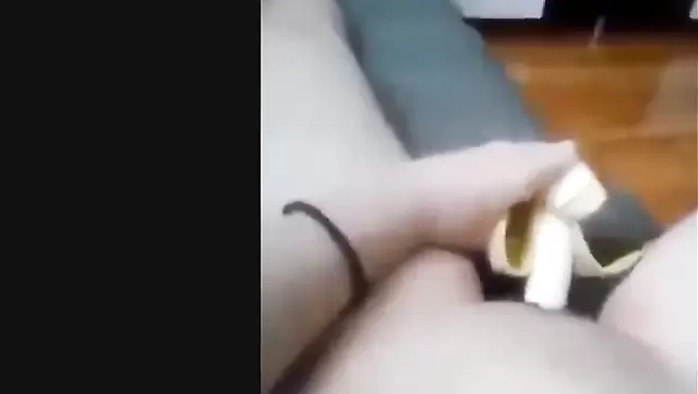 Казашка мастурбирует бананом